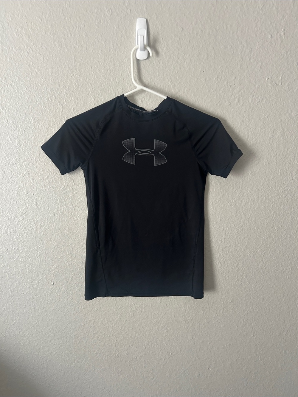 Under Armour Men’s Black Short Sleeve Athletic Tee with Gray Logo